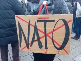 Teilnehmerin mit Schild, Schlossplatz, Stuttgart, 4. April 2026, Foto: Sergej Perelman