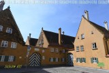 Tor zur 88-Cent-Utopie: Hinter diesem massiven Eingang beginnt die 500 Jahre alte Sozialsiedlung.