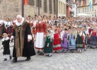 Ein Vertreter der Stadt geht mit einem Kind dem Obrist entgegen.